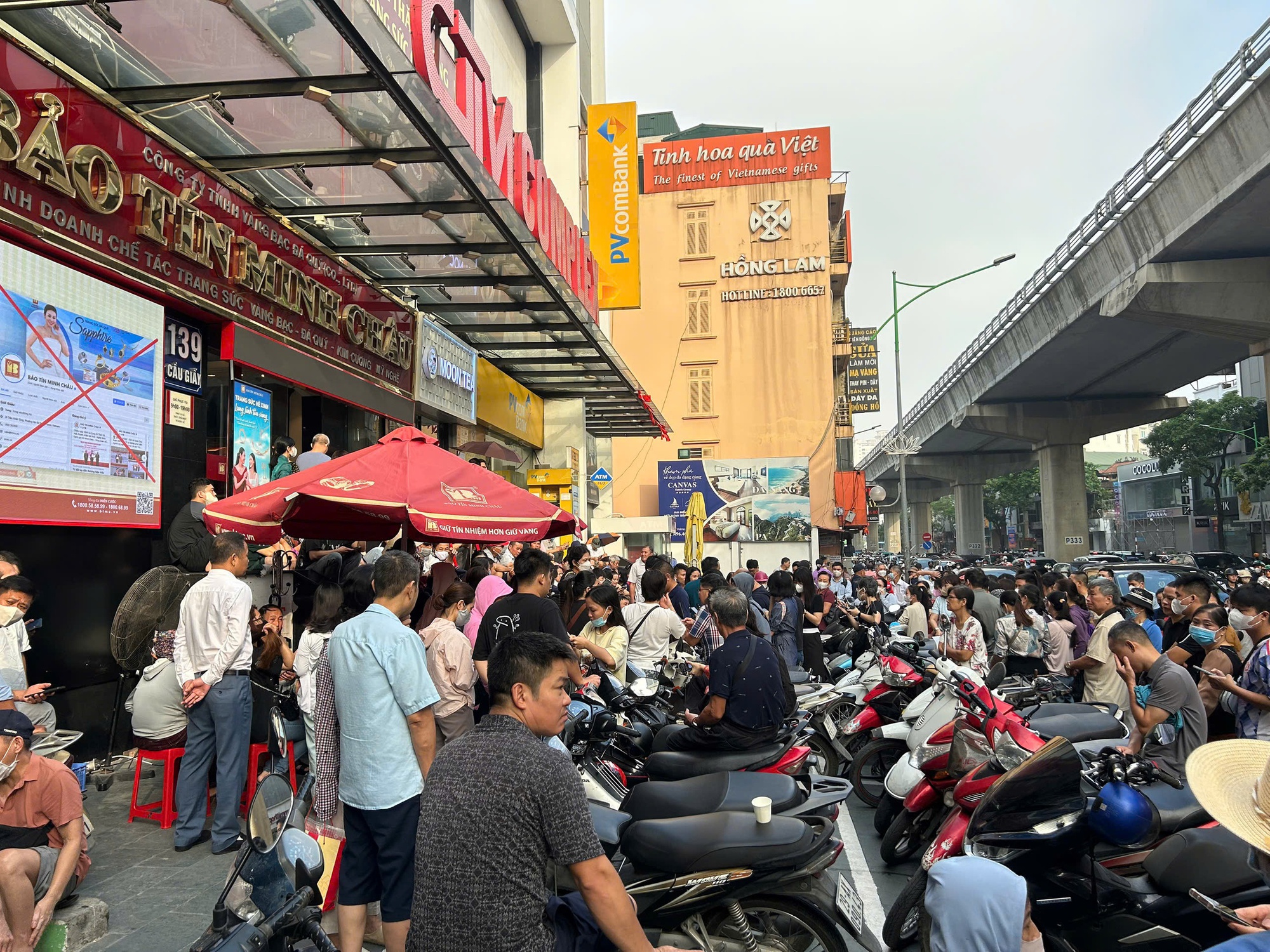 VIDEO: Người dân chen chúc xếp hàng mua vàng khi giá vượt 142 triệu đồng/lượng- Ảnh 4.