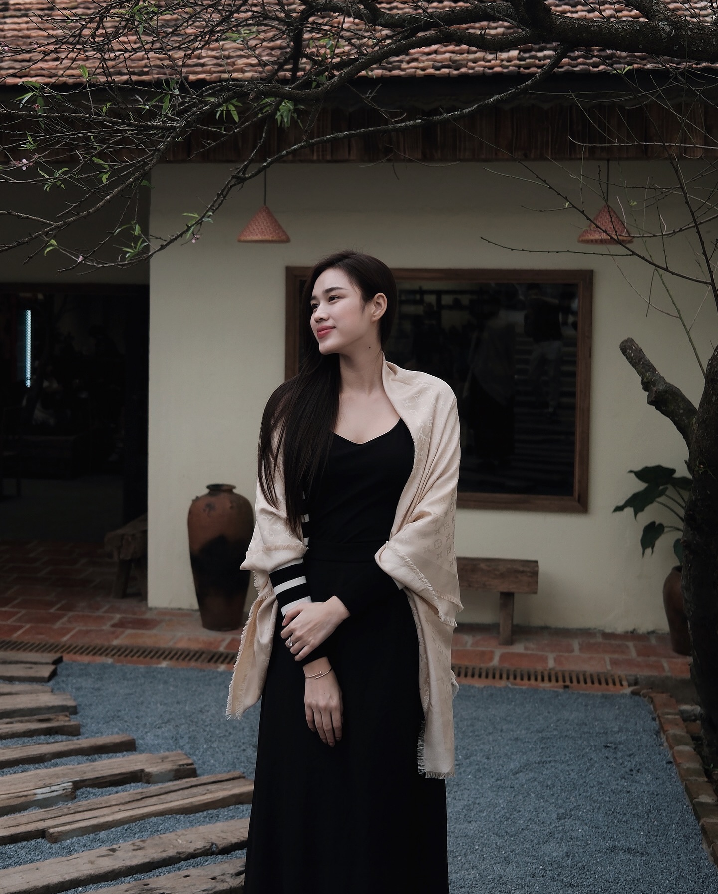 Mặc toàn đồ màu trung tính mà vẫn ra dáng người sắp làm dâu hào môn, chỉ có thể là Đỗ Hà!- Ảnh 8.