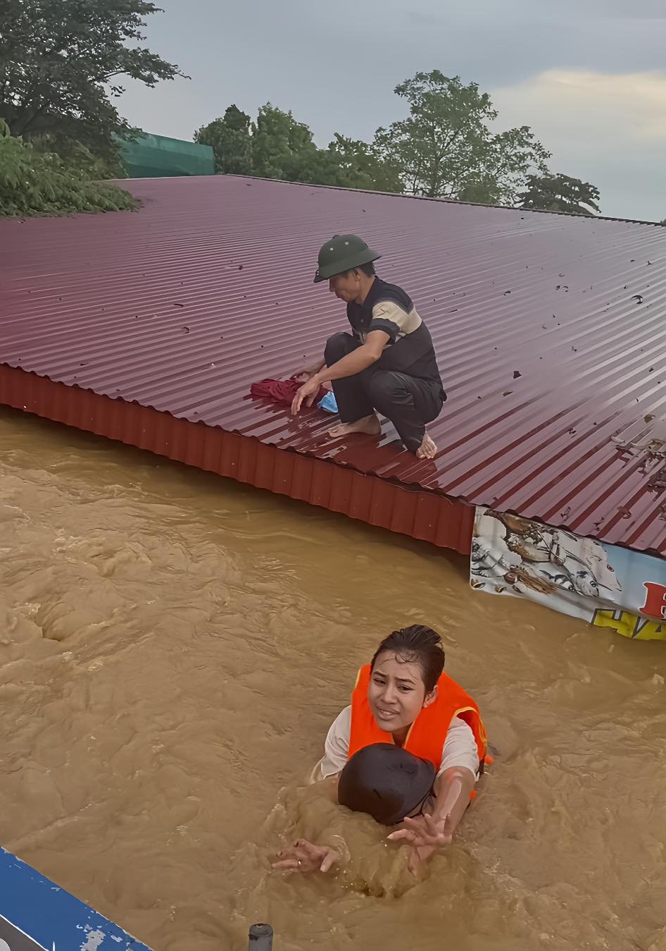 "Người hùng thầm lặng" giữa dòng nước lũ: Ông bố 6 con vượt hàng trăm cây số từ Hà Nội về Thái Nguyên để hỗ trợ người dân vùng lũ- Ảnh 7.