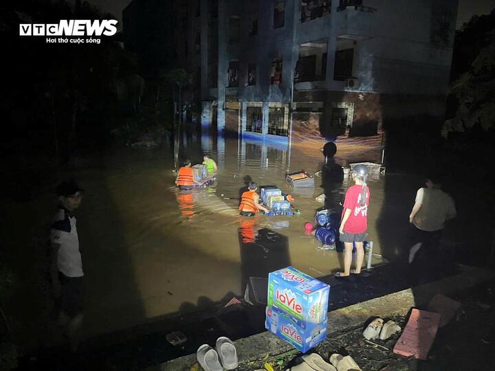 Sinh viên bị cô lập giữa lũ, trường đại học lập đội cứu trợ khẩn cấp trong đêm- Ảnh 6.