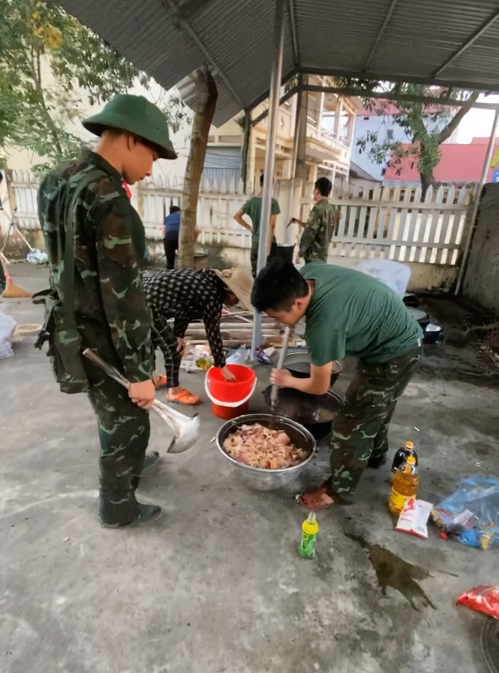 Khi người lính ngủ say bên mẹt dưa hấu của bà con vùng ngập: Thương lắm!- Ảnh 3.