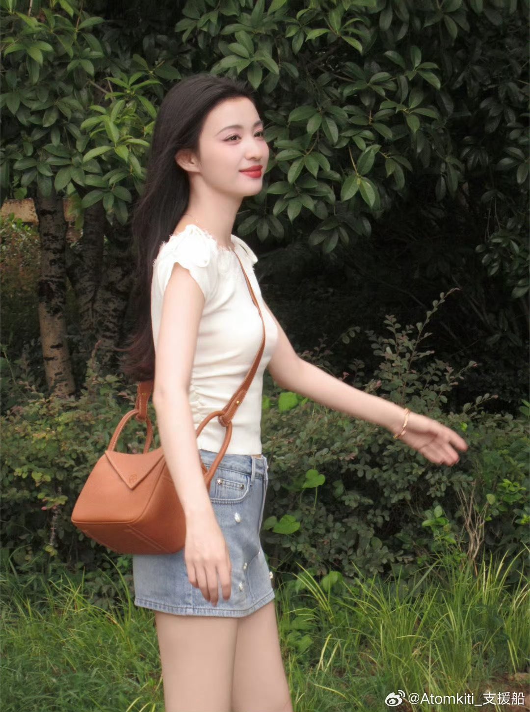 Đây mới là phiên bản đúng tuổi của "bản sao" Lưu Diệc Phi- Ảnh 2.
