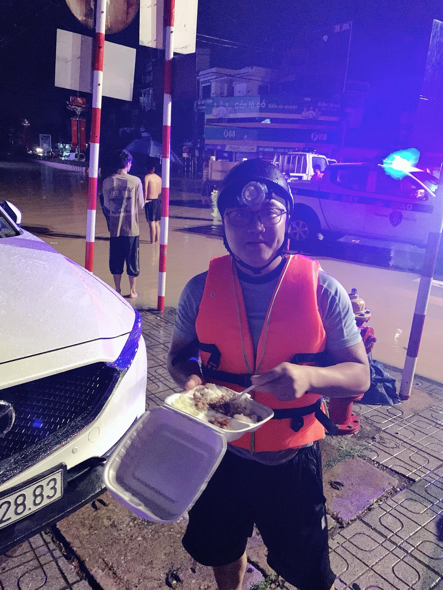 "Người hùng thầm lặng" giữa dòng nước lũ: Ông bố 6 con vượt hàng trăm cây số từ Hà Nội về Thái Nguyên để hỗ trợ người dân vùng lũ- Ảnh 2.