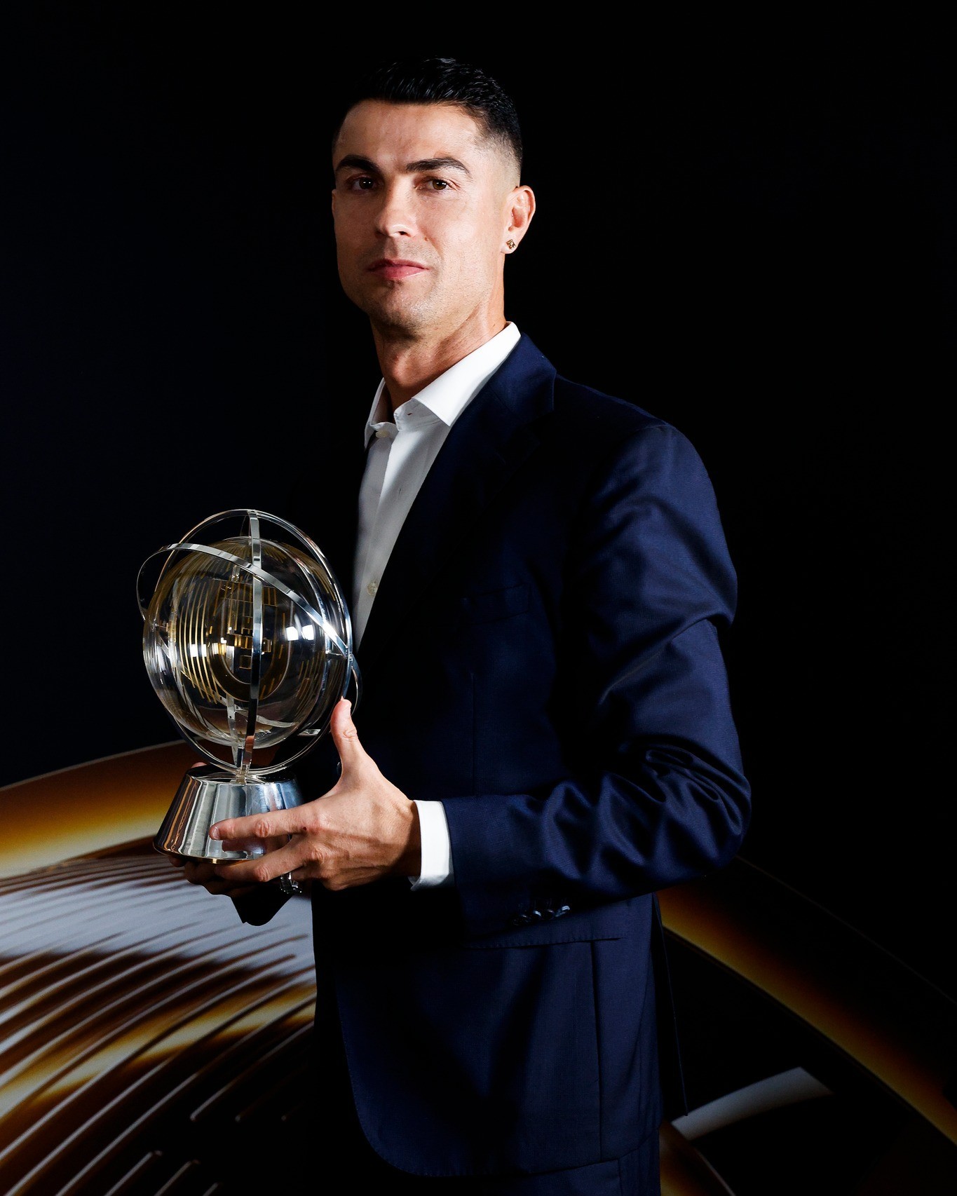 Ronaldo vượt Messi trở thành tỷ phú bóng đá đầu tiên- Ảnh 1.