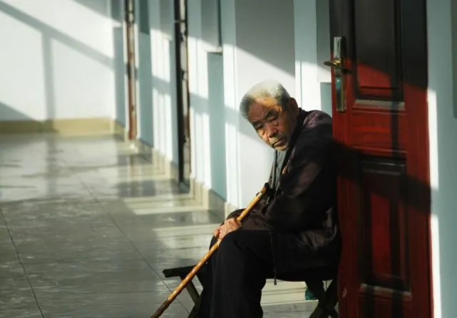 Tuổi già hay suy nghĩ về 5 thứ này, điều số 2 quan trọng nhất quyết định đến 80% hạnh phúc- Ảnh 1.