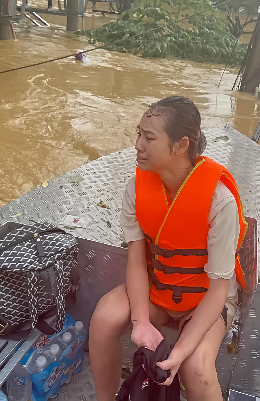 "Người hùng thầm lặng" giữa dòng nước lũ: Ông bố 6 con vượt hàng trăm cây số từ Hà Nội về Thái Nguyên để hỗ trợ người dân vùng lũ- Ảnh 5.