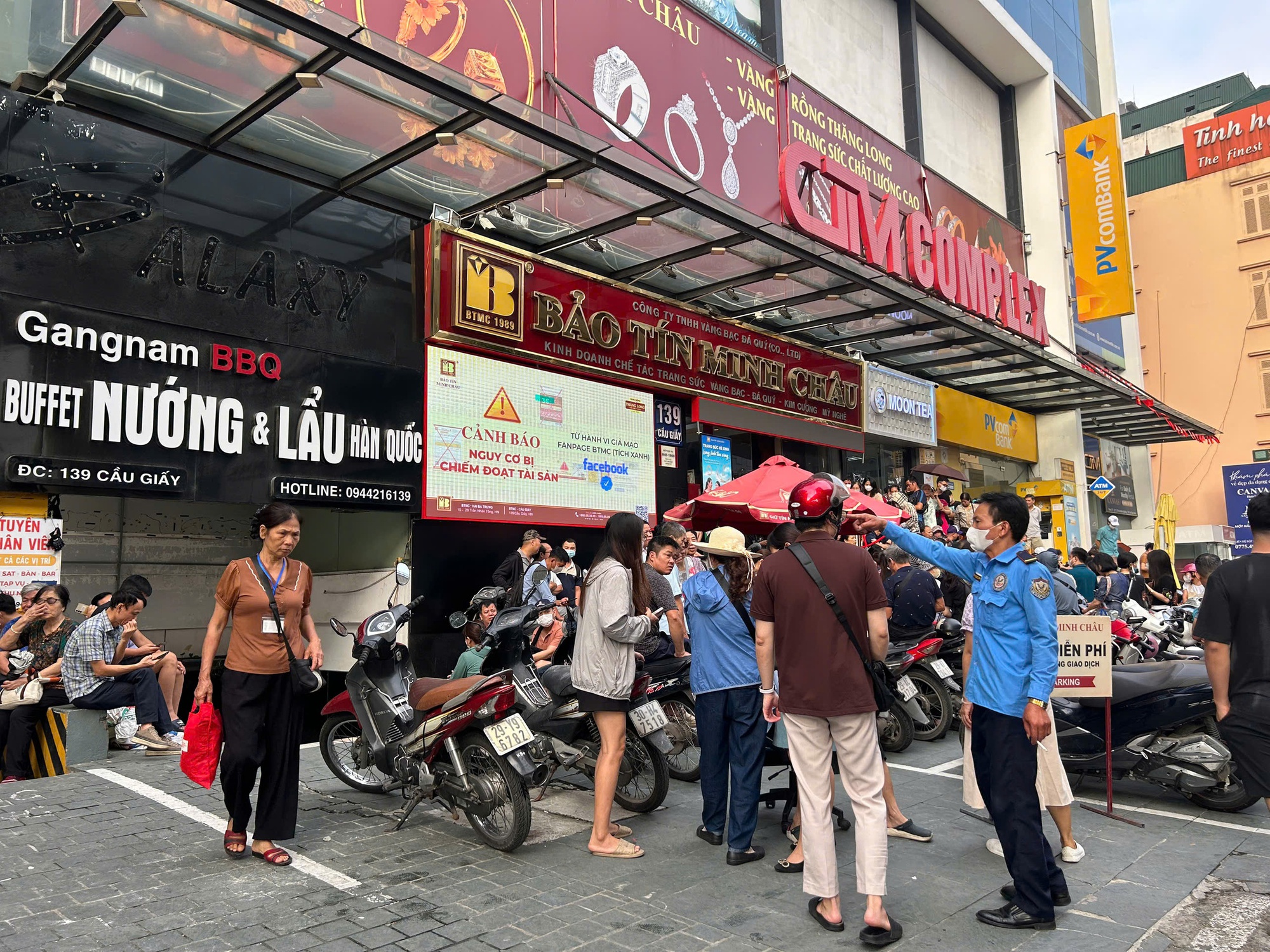 VIDEO: Người dân chen chúc xếp hàng mua vàng khi giá vượt 142 triệu đồng/lượng- Ảnh 2.