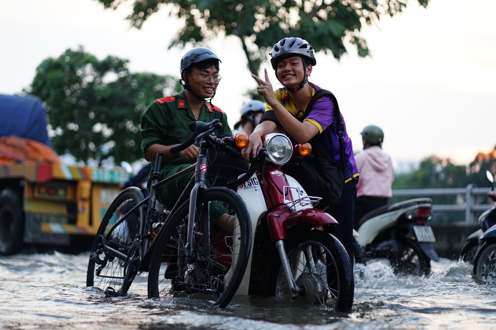 TP.HCM: "Vượt sông" về nhà- Ảnh 10.