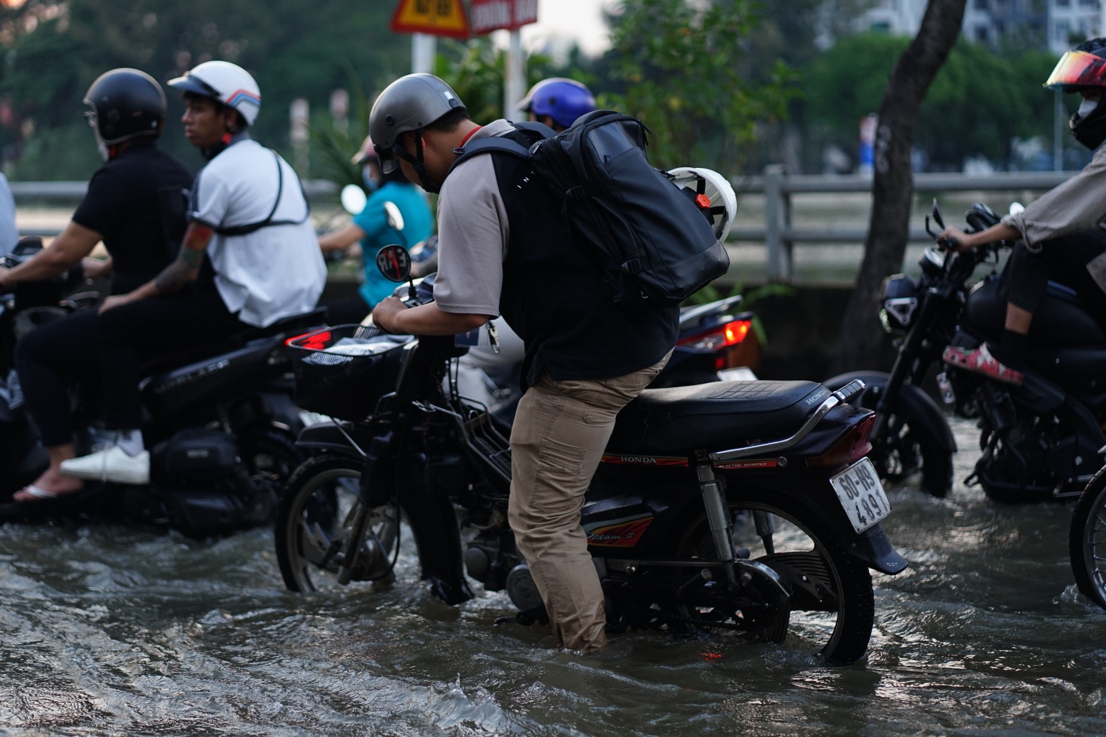 TP.HCM: "Vượt sông" về nhà- Ảnh 12.