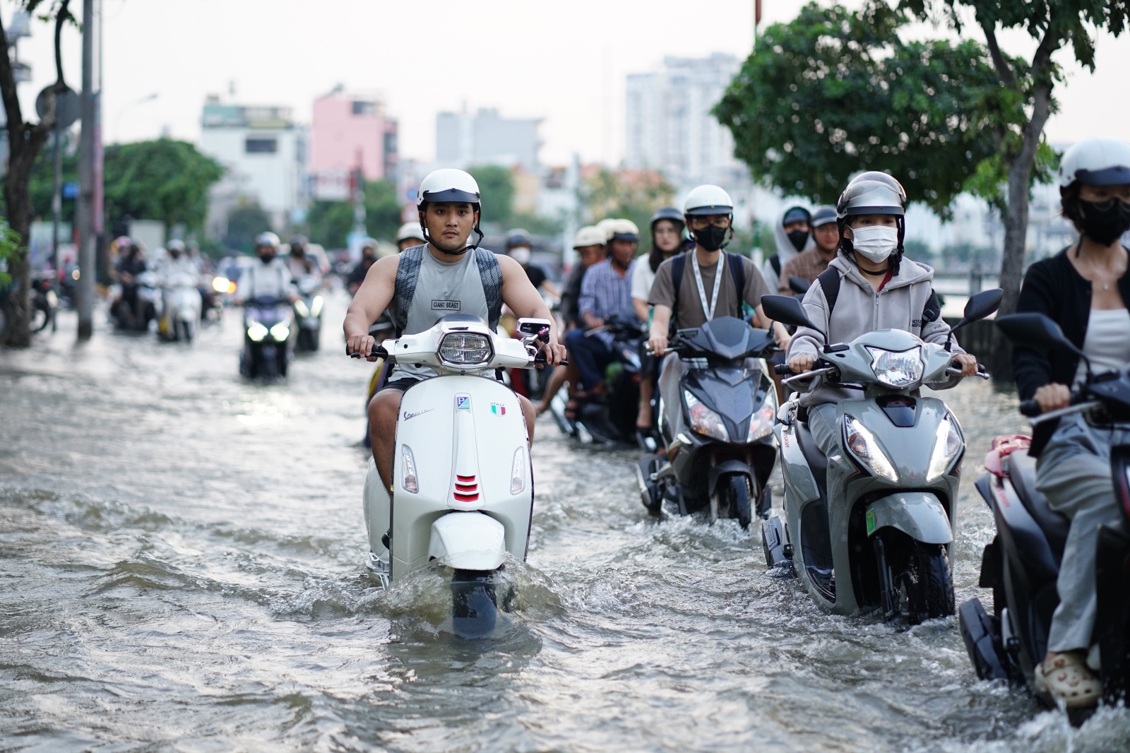 TP.HCM: "Vượt sông" về nhà- Ảnh 2.