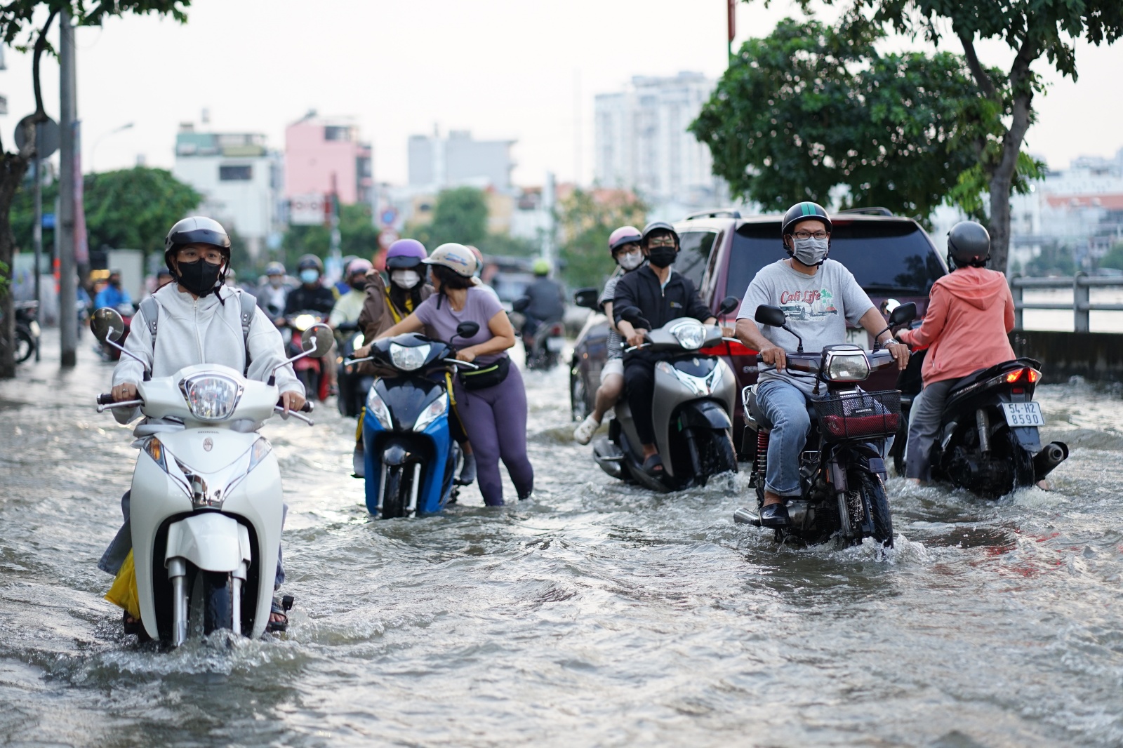 TP.HCM: "Vượt sông" về nhà- Ảnh 1.