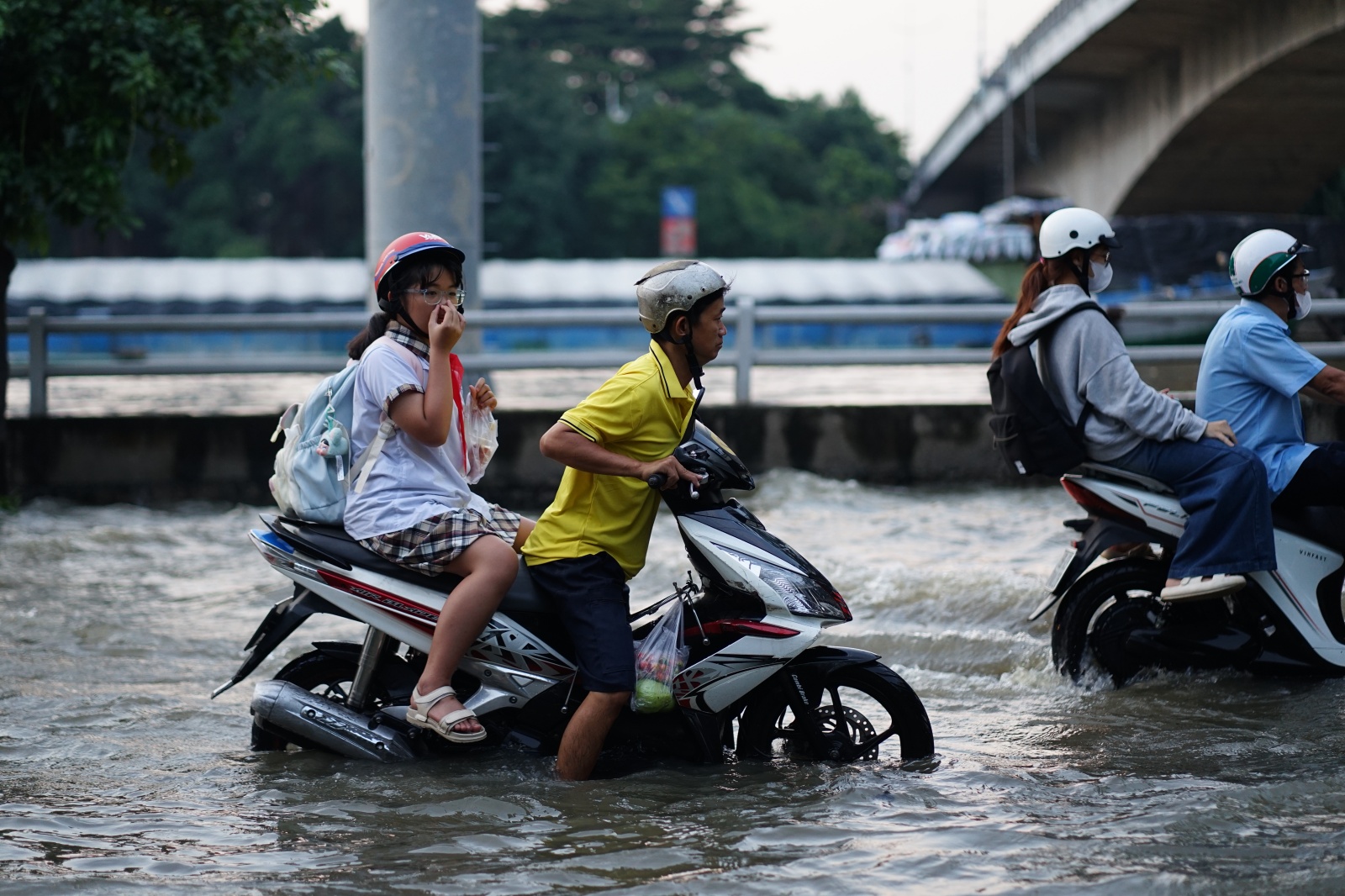 TP.HCM: "Vượt sông" về nhà- Ảnh 6.