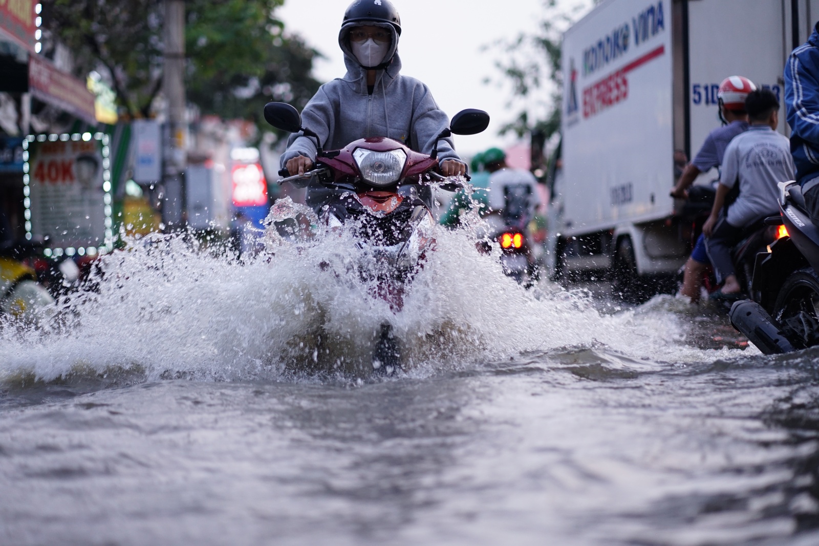 TP.HCM: "Vượt sông" về nhà- Ảnh 3.
