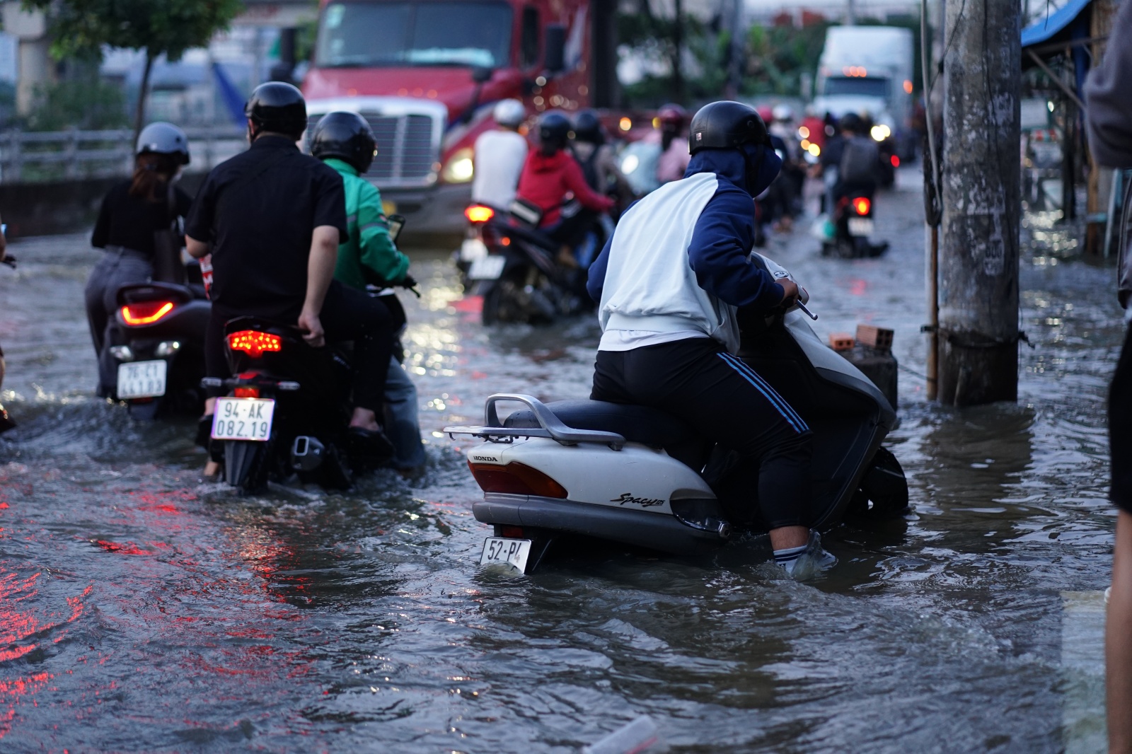 TP.HCM: "Vượt sông" về nhà- Ảnh 8.