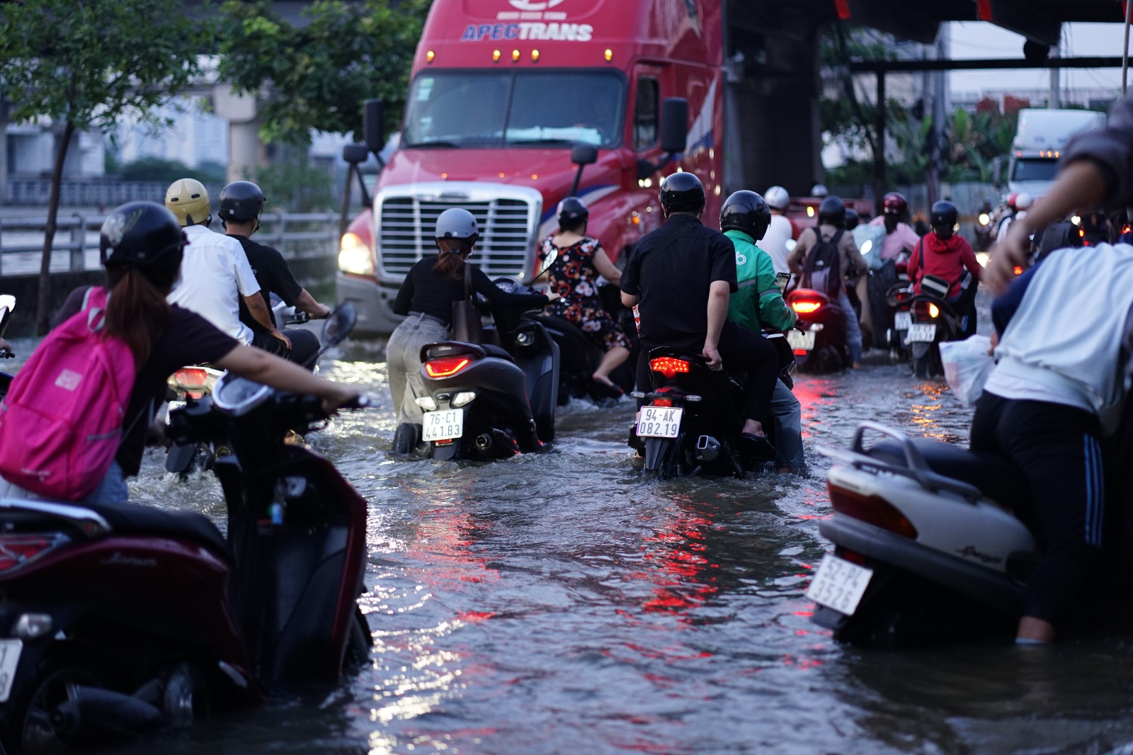 TP.HCM: "Vượt sông" về nhà- Ảnh 7.