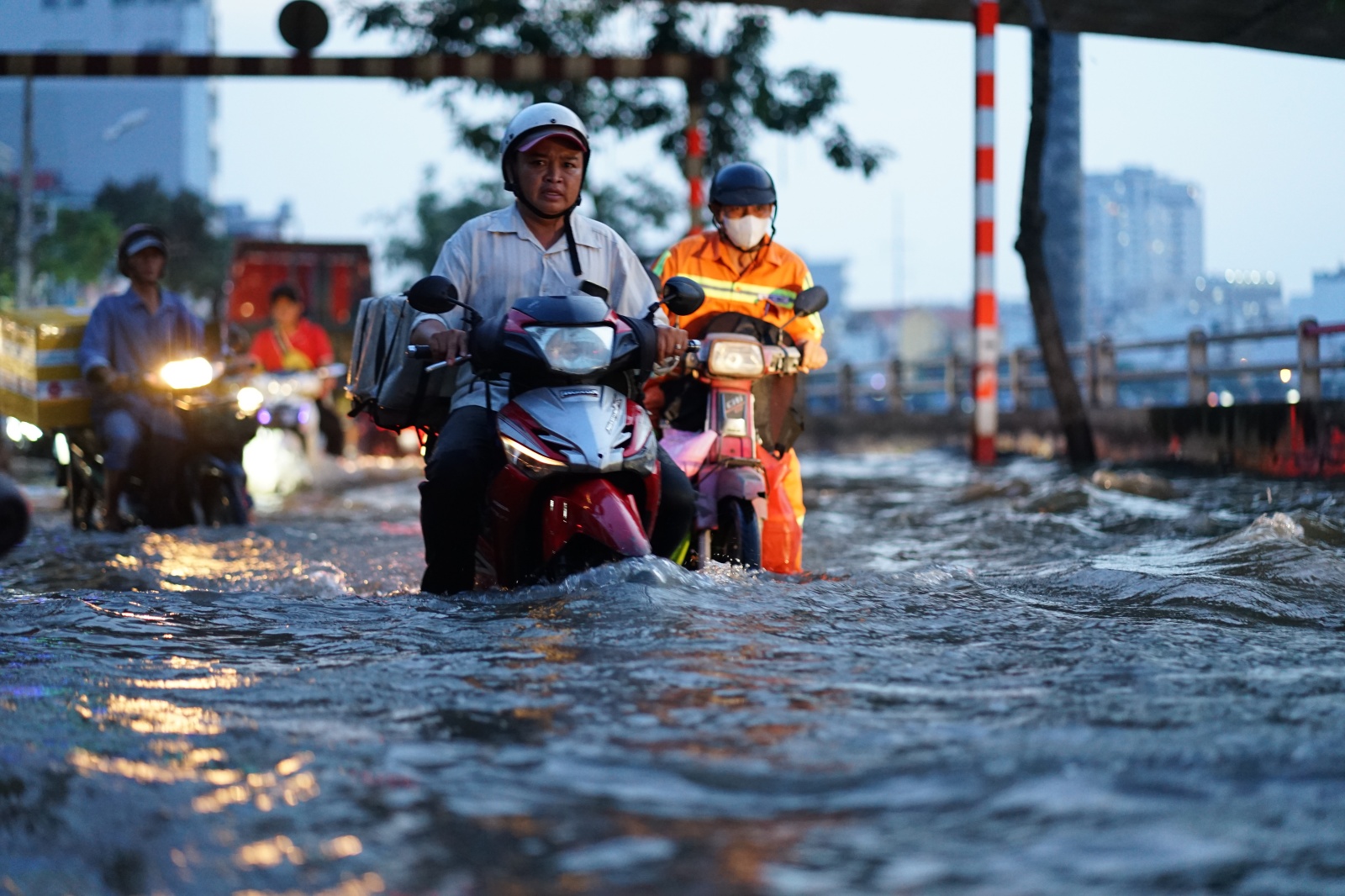 TP.HCM: "Vượt sông" về nhà- Ảnh 4.