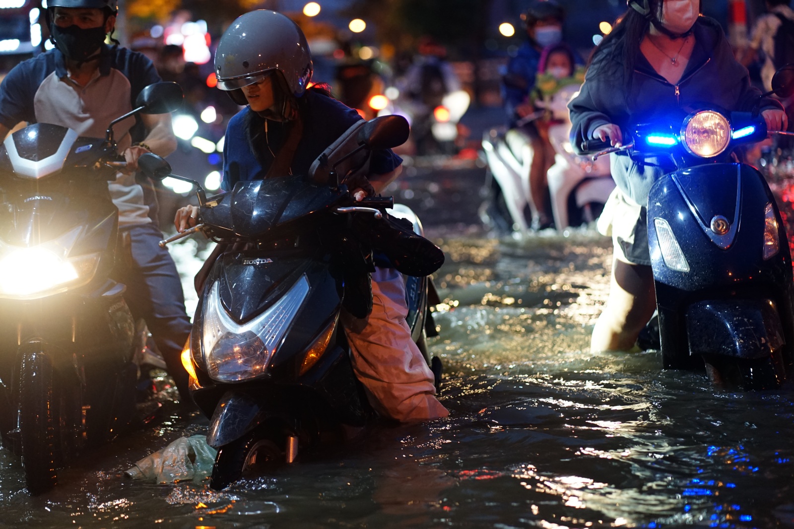 TP.HCM: "Vượt sông" về nhà- Ảnh 13.