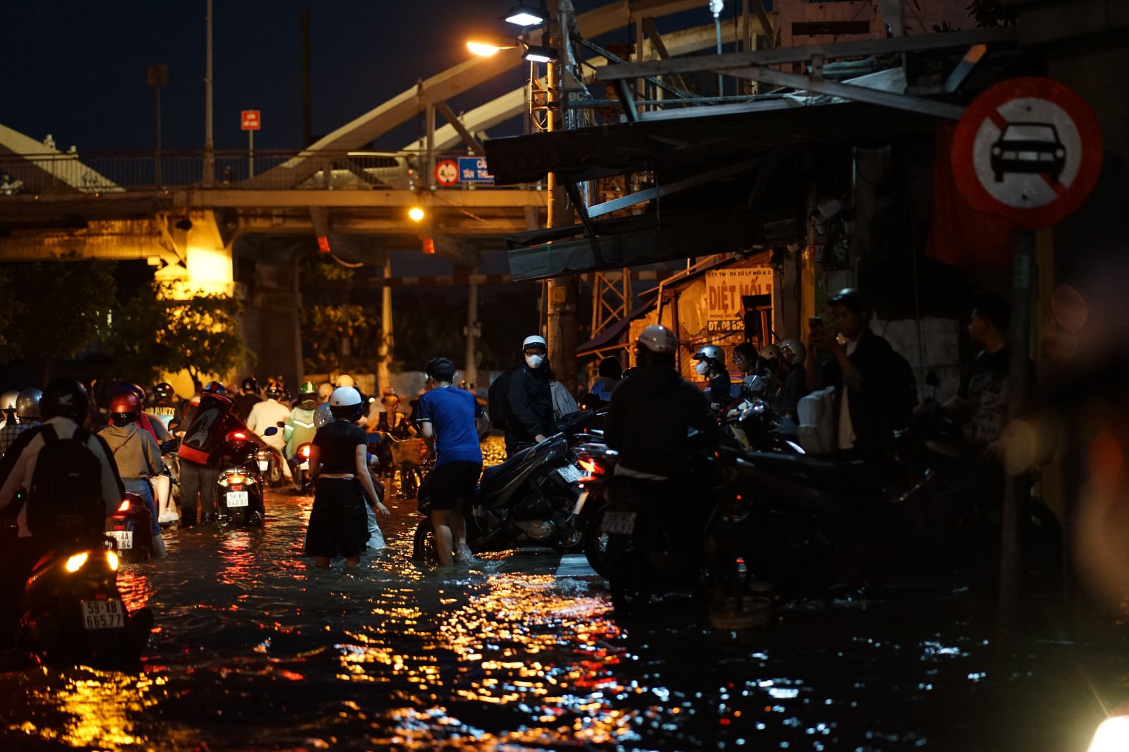 TP.HCM: "Vượt sông" về nhà- Ảnh 16.