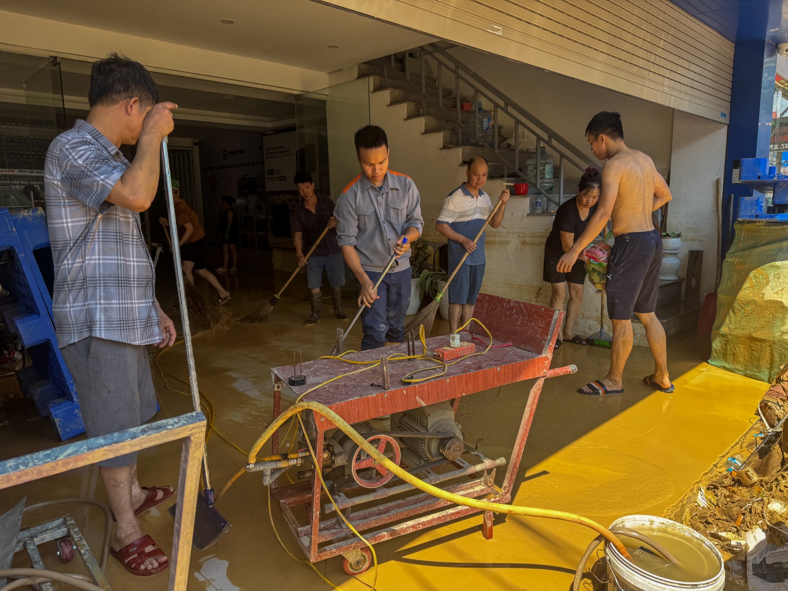 “Mất hết rồi!” - Tiếng khóc nghẹn giữa những cửa hàng tan hoang ở Thái Nguyên- Ảnh 20.