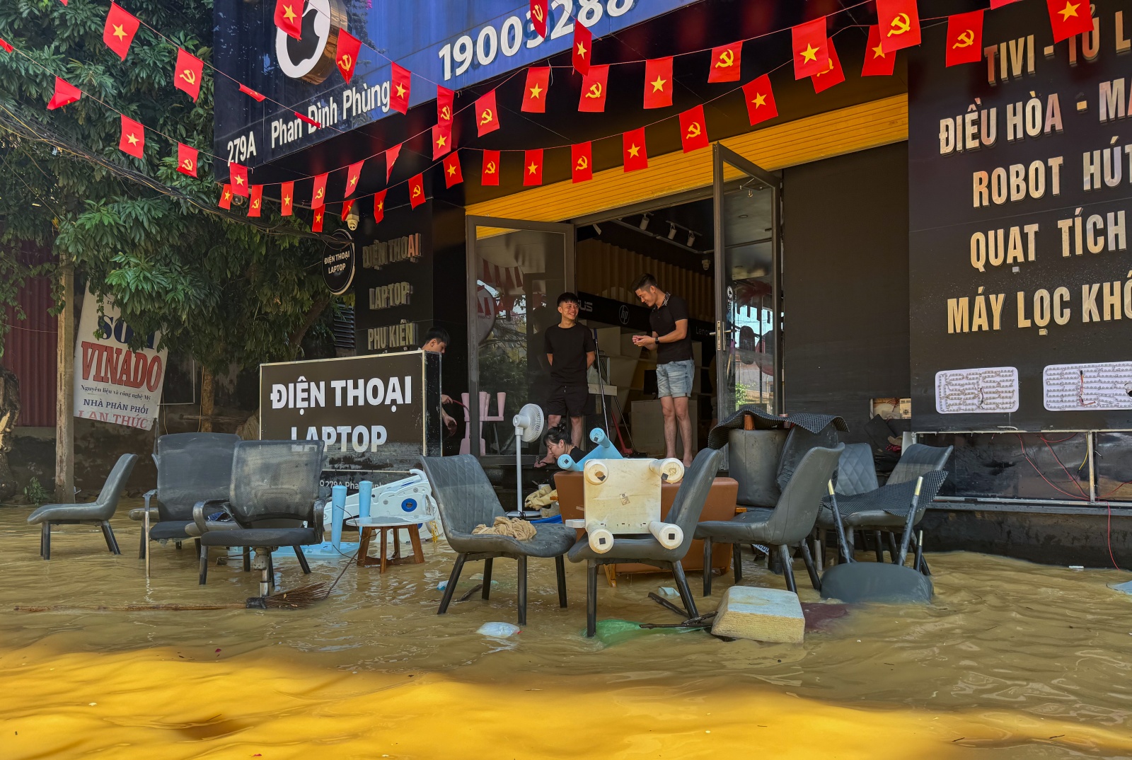 “Mất hết rồi!” - Tiếng khóc nghẹn giữa những cửa hàng tan hoang ở Thái Nguyên- Ảnh 9.