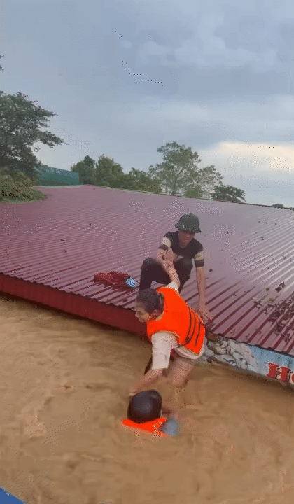 "Người hùng thầm lặng" giữa dòng nước lũ: Ông bố 6 con vượt hàng trăm cây số từ Hà Nội về Thái Nguyên để hỗ trợ người dân vùng lũ- Ảnh 8.