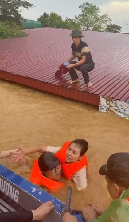 "Người hùng thầm lặng" giữa dòng nước lũ: Ông bố 6 con vượt hàng trăm cây số từ Hà Nội về Thái Nguyên để hỗ trợ người dân vùng lũ- Ảnh 9.