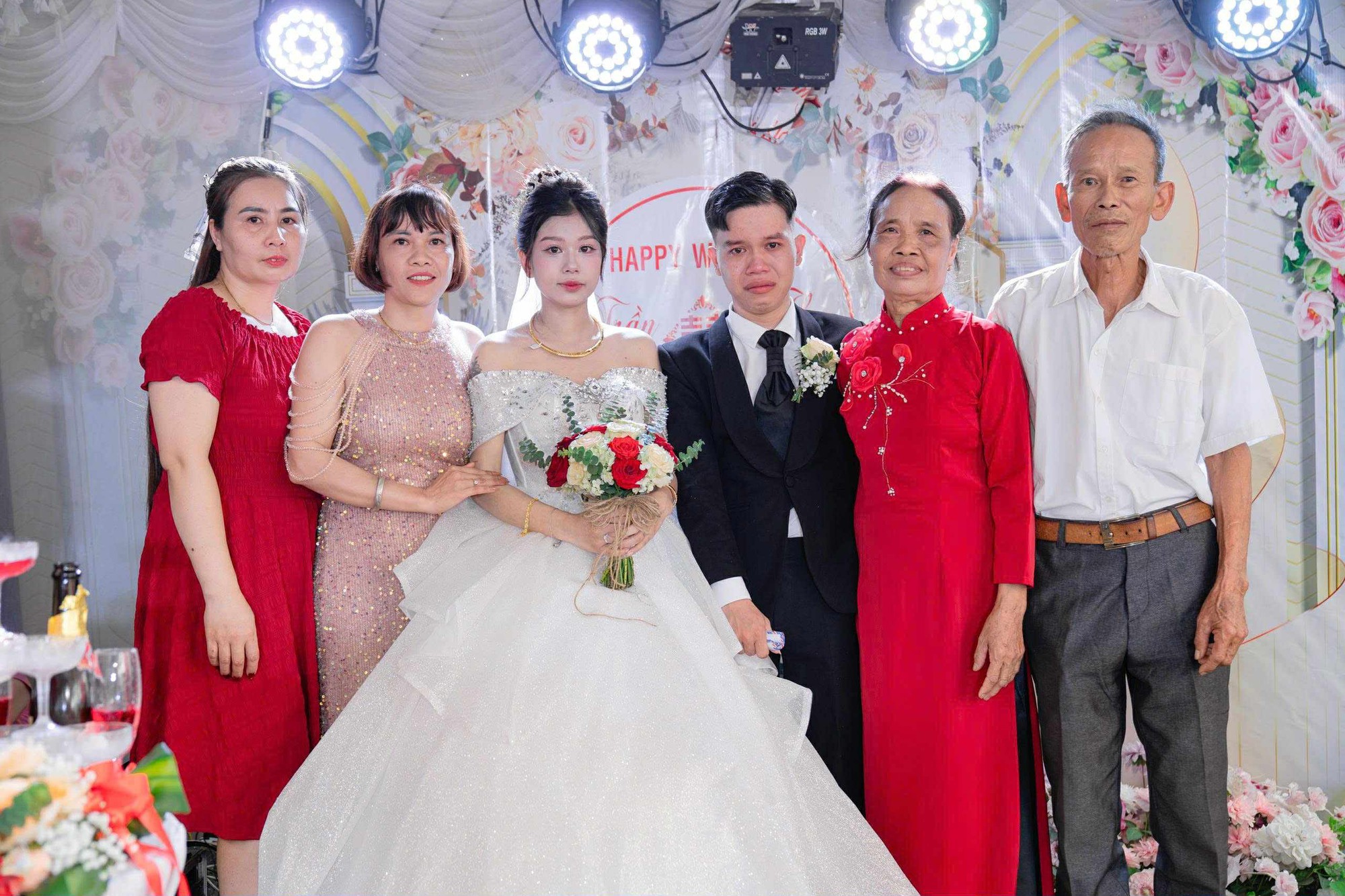 Đám cưới lạ nhất ở Hà Nội: Chú rể "ôm mẹ khóc như mưa" viral khắp cõi mạng- Ảnh 4.