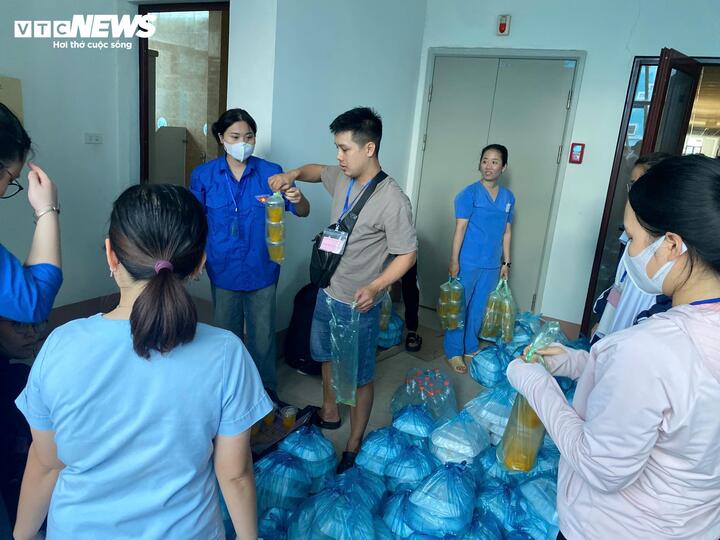 Sinh viên bị cô lập giữa lũ, trường đại học lập đội cứu trợ khẩn cấp trong đêm- Ảnh 2.