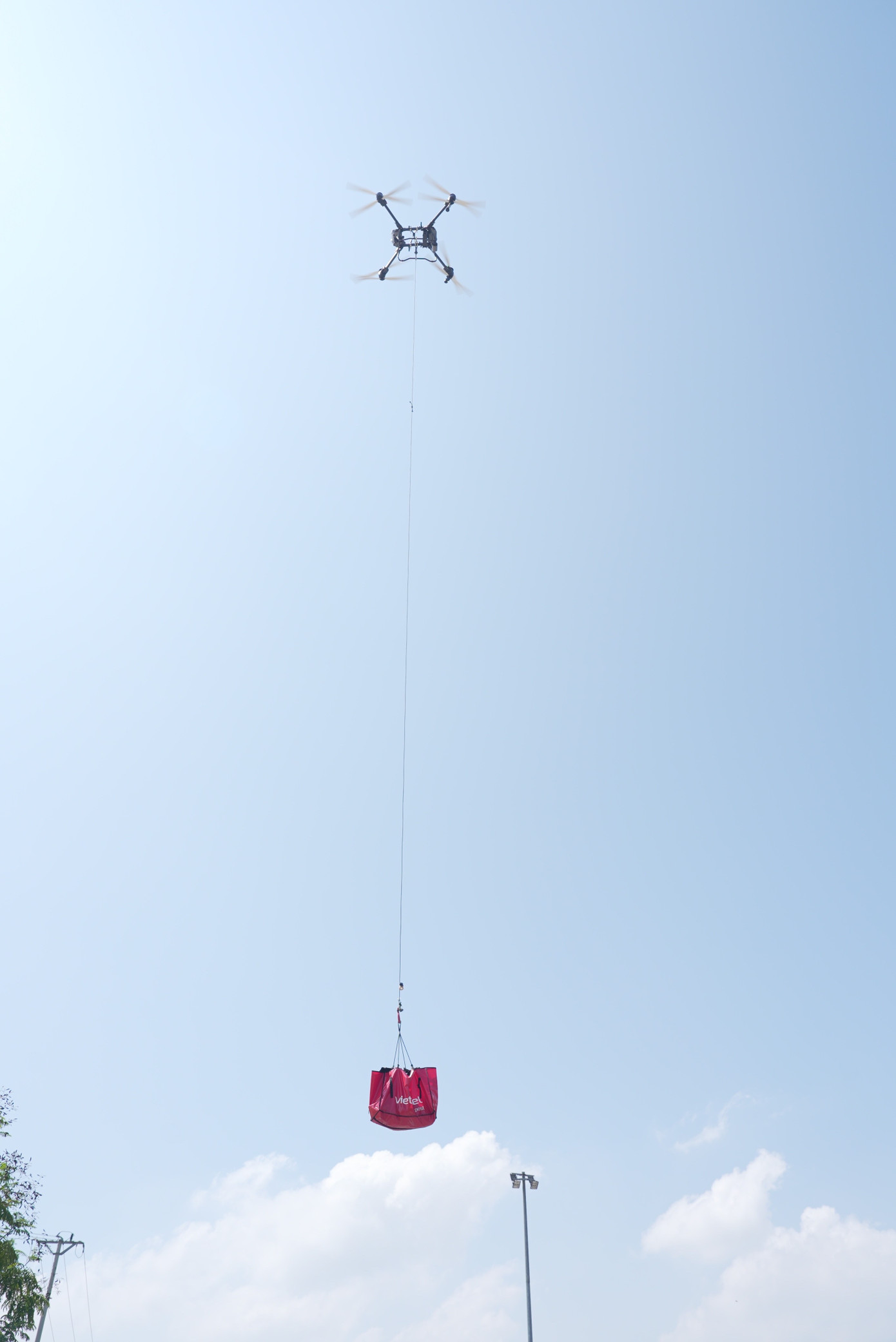 Dùng drone chuyển thuốc cho bé 4 tháng bị sốt cao giữa tâm lũ- Ảnh 2.