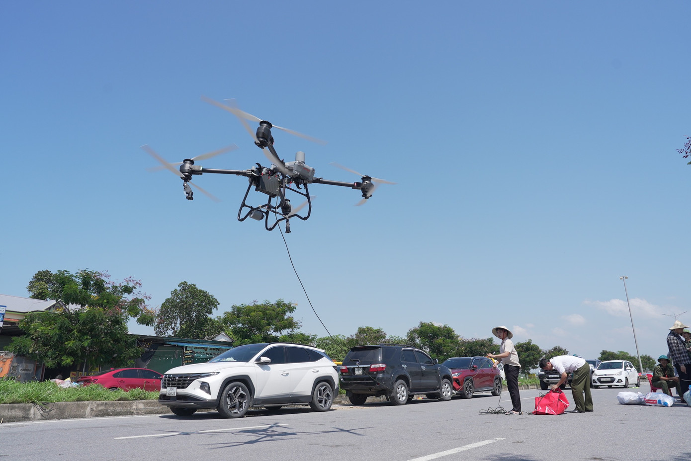 Dùng drone chuyển thuốc cho bé 4 tháng bị sốt cao giữa tâm lũ- Ảnh 1.