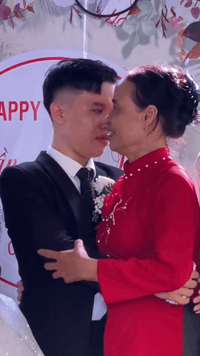 Đám cưới lạ nhất ở Hà Nội: Chú rể "ôm mẹ khóc như mưa" viral khắp cõi mạng- Ảnh 2.