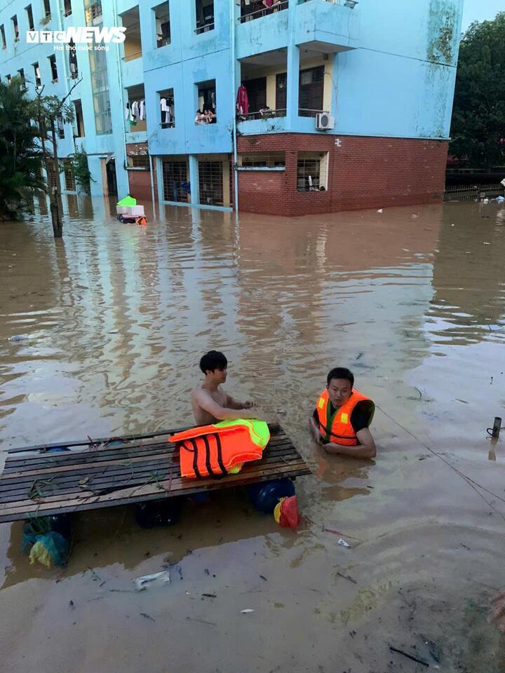 Sinh viên bị cô lập giữa lũ, trường đại học lập đội cứu trợ khẩn cấp trong đêm- Ảnh 5.