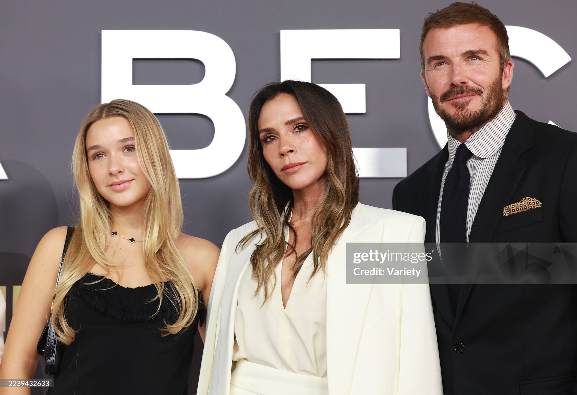 Tiểu thư Harper Beckham chiếm trọn spotlight ở buổi ra mắt phim của mẹ - Victoria, 