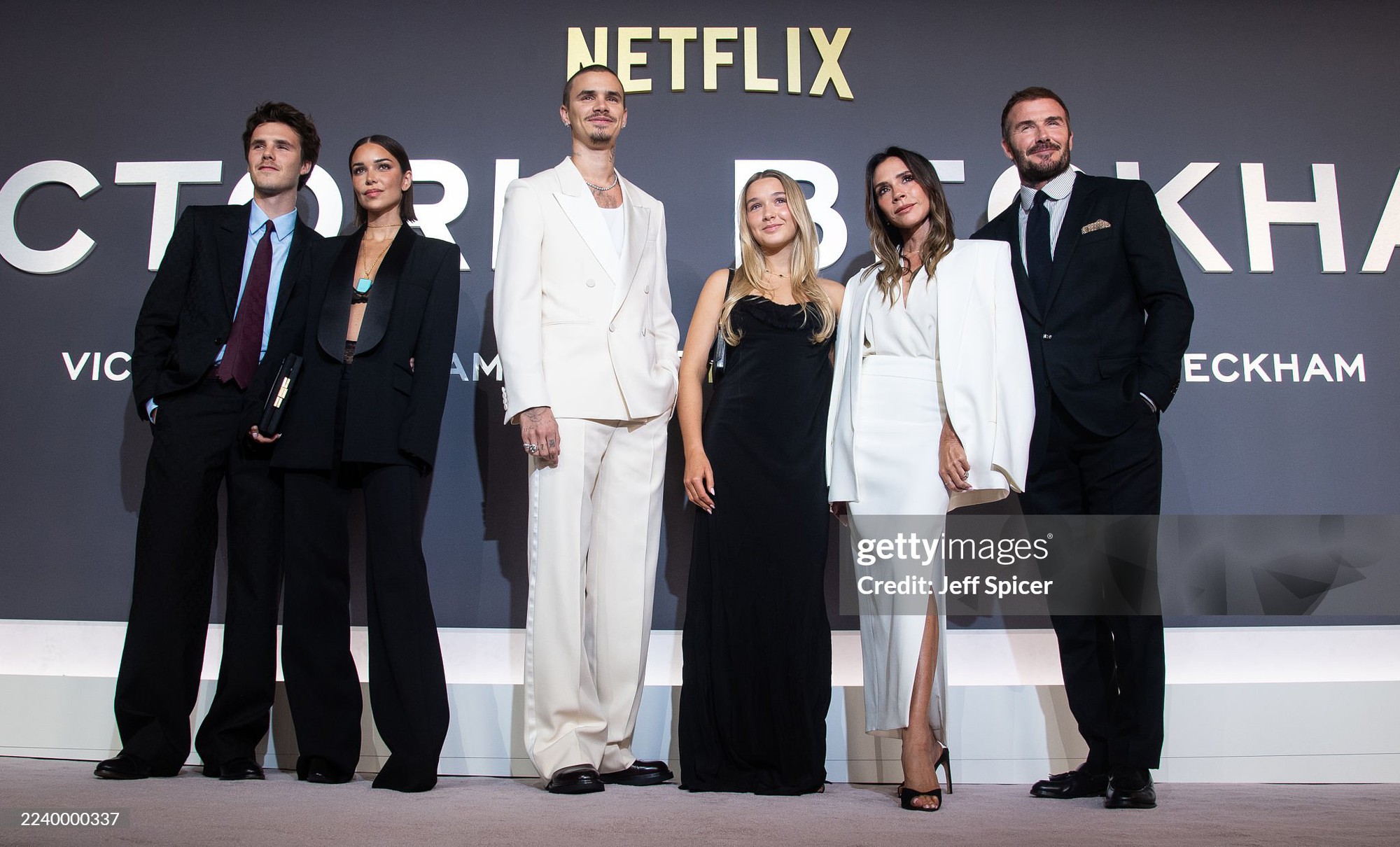 Tiểu thư Harper Beckham chiếm trọn spotlight ở buổi ra mắt phim của mẹ - Victoria, 