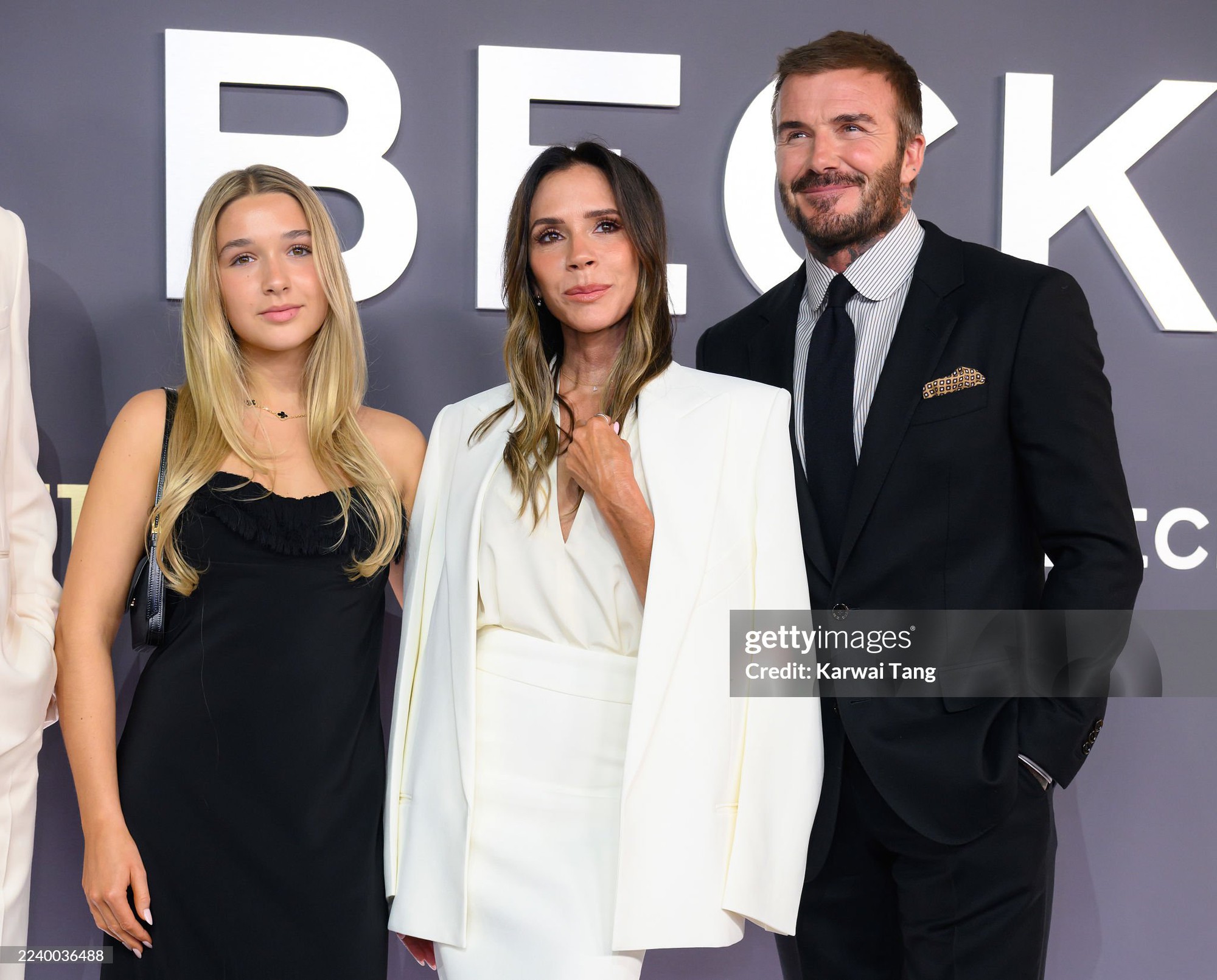 Tiểu thư Harper Beckham chiếm trọn spotlight ở buổi ra mắt phim của mẹ - Victoria, 