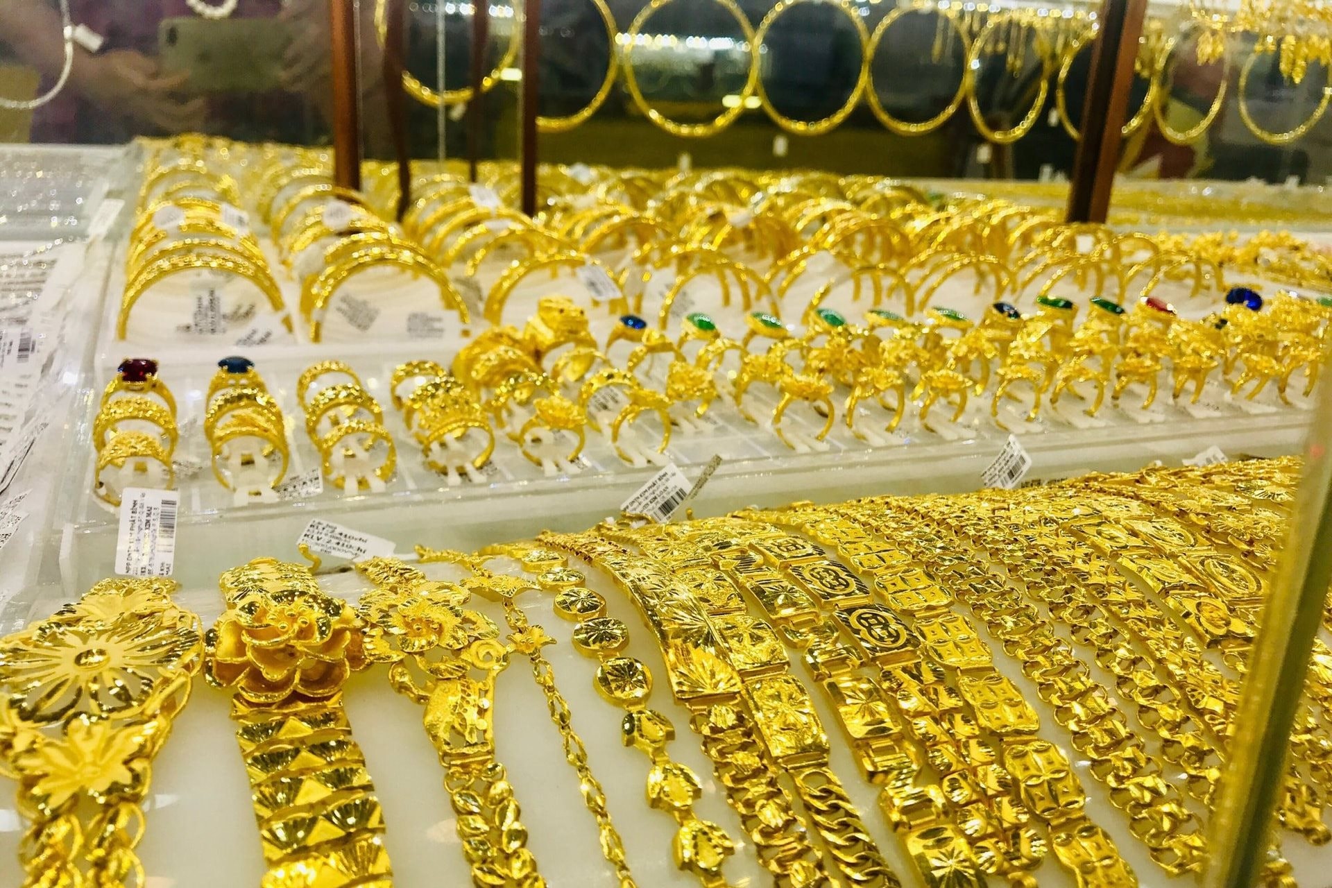 Vàng có phải kênh đầu tư an toàn tuyệt đối?: Đây là 3 rủi ro cần biết trước khi xuống tiền mua vàng- Ảnh 1.