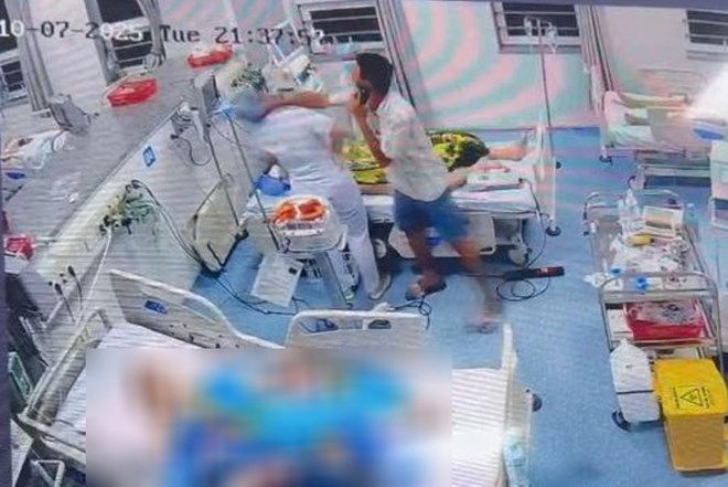 Vụ người đàn ông liên tục đánh vào đầu nhân viên y tế, dọa đốt bệnh viện tại TP HCM: Bệnh viện lên tiếng- Ảnh 2.