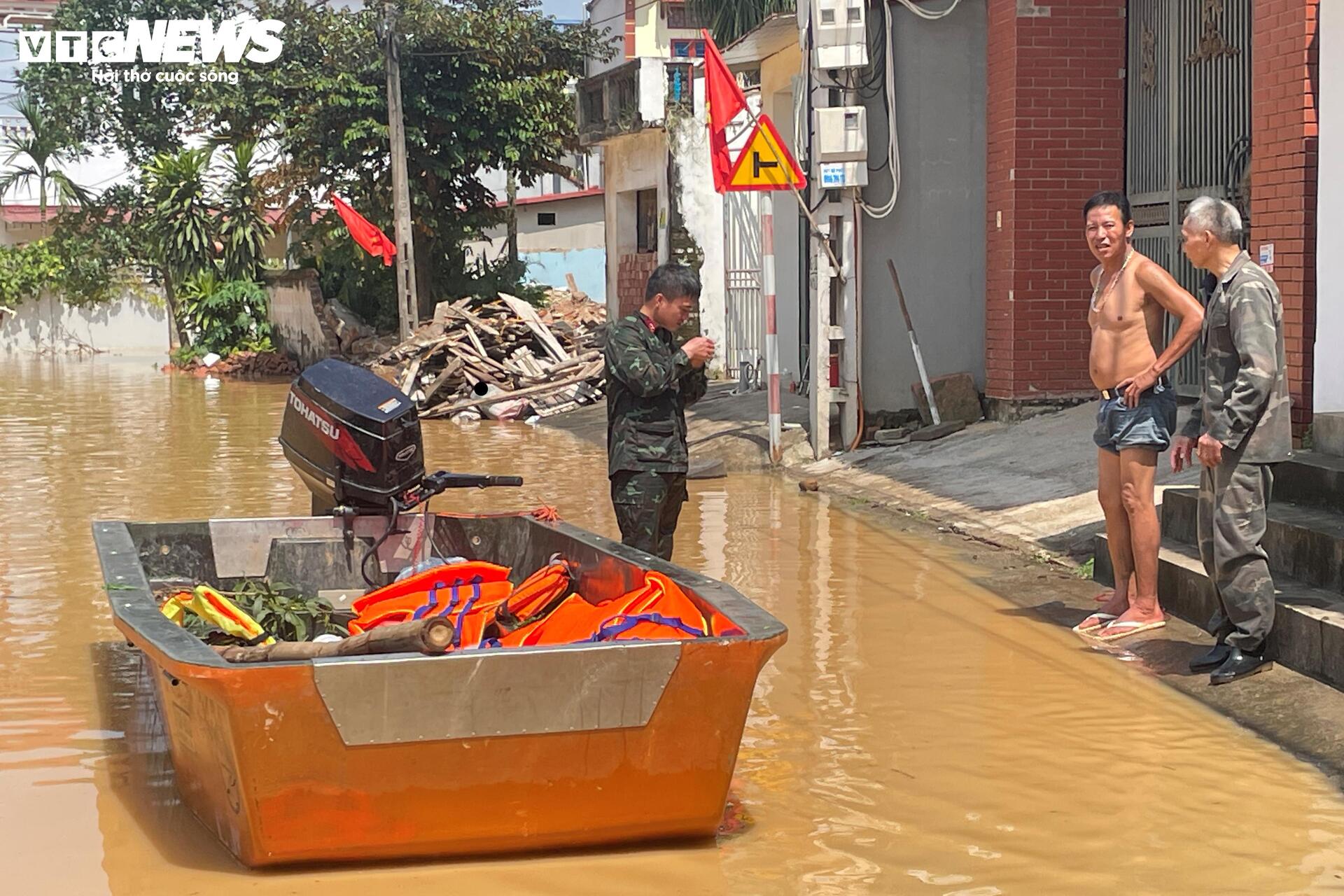 8 giờ vật lộn kéo thuyền vượt núi, băng dòng lũ xiết cứu 3 người mắc kẹt- Ảnh 12.