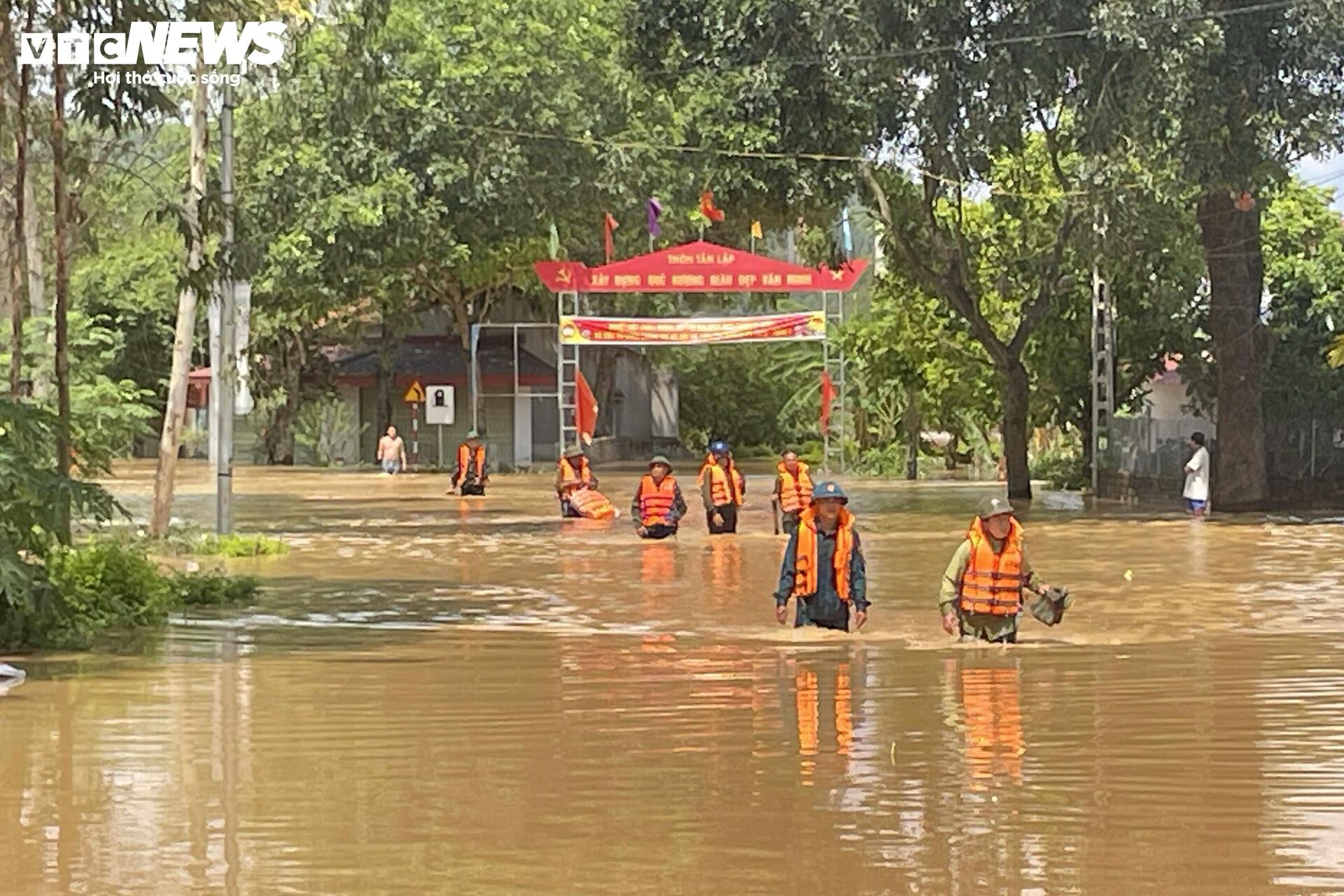 8 giờ vật lộn kéo thuyền vượt núi, băng dòng lũ xiết cứu 3 người mắc kẹt- Ảnh 11.