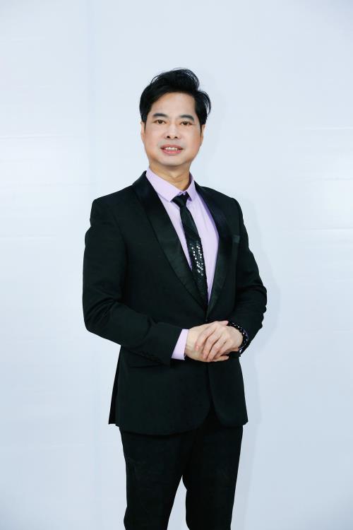 "Ông hoàng nhạc sến" Vbiz: Bỏ 1 triệu đô mua bảo hiểm trinh tiết, đúc tượng chính mình từ 1.000 cây vàng- Ảnh 4.