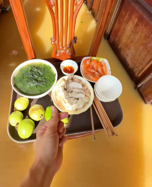 Chồng Bắc Ninh lội nước lũ lịch sử nấu "cơm cữ của Hoàng hậu" hút triệu view- Ảnh 1.