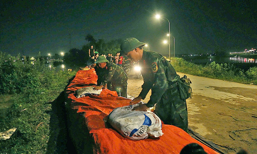 VIDEO: "Đêm trắng" đắp đê chống lũ dữ, nhiều nơi bị cô lập trong biển nước- Ảnh 3.
