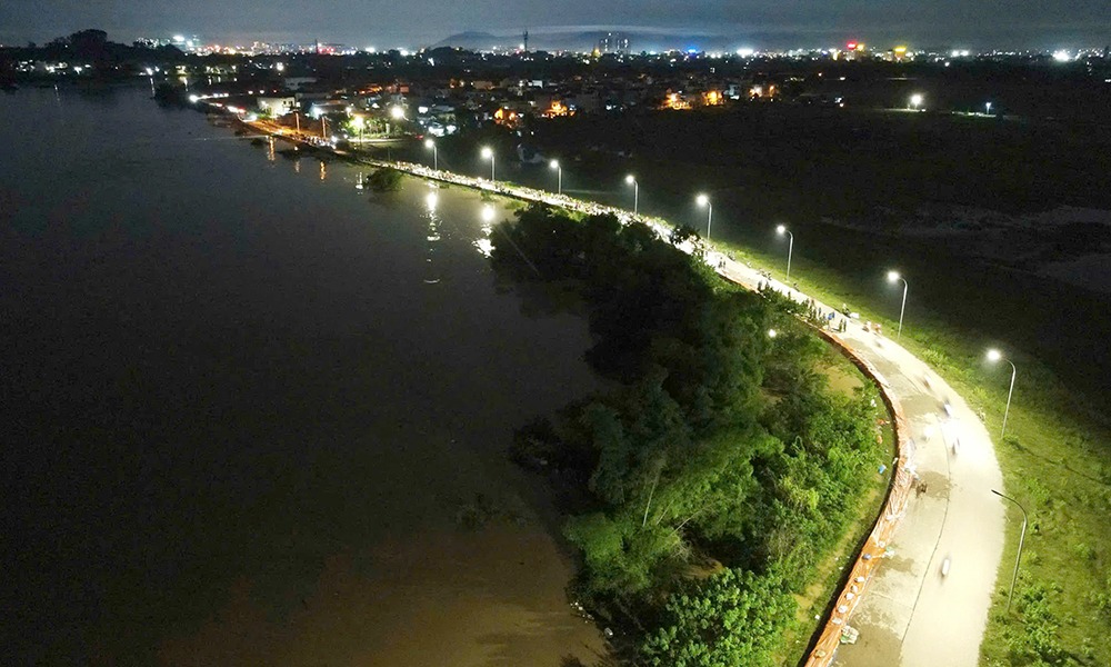 VIDEO: "Đêm trắng" đắp đê chống lũ dữ, nhiều nơi bị cô lập trong biển nước- Ảnh 4.