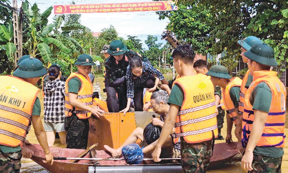 VIDEO: "Đêm trắng" đắp đê chống lũ dữ, nhiều nơi bị cô lập trong biển nước- Ảnh 6.