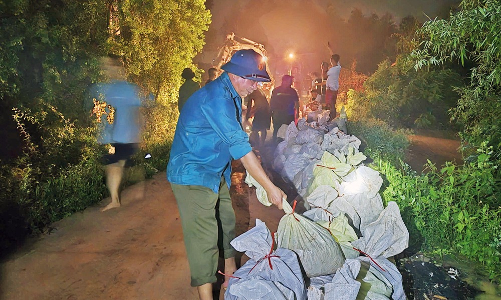 VIDEO: "Đêm trắng" đắp đê chống lũ dữ, nhiều nơi bị cô lập trong biển nước- Ảnh 7.
