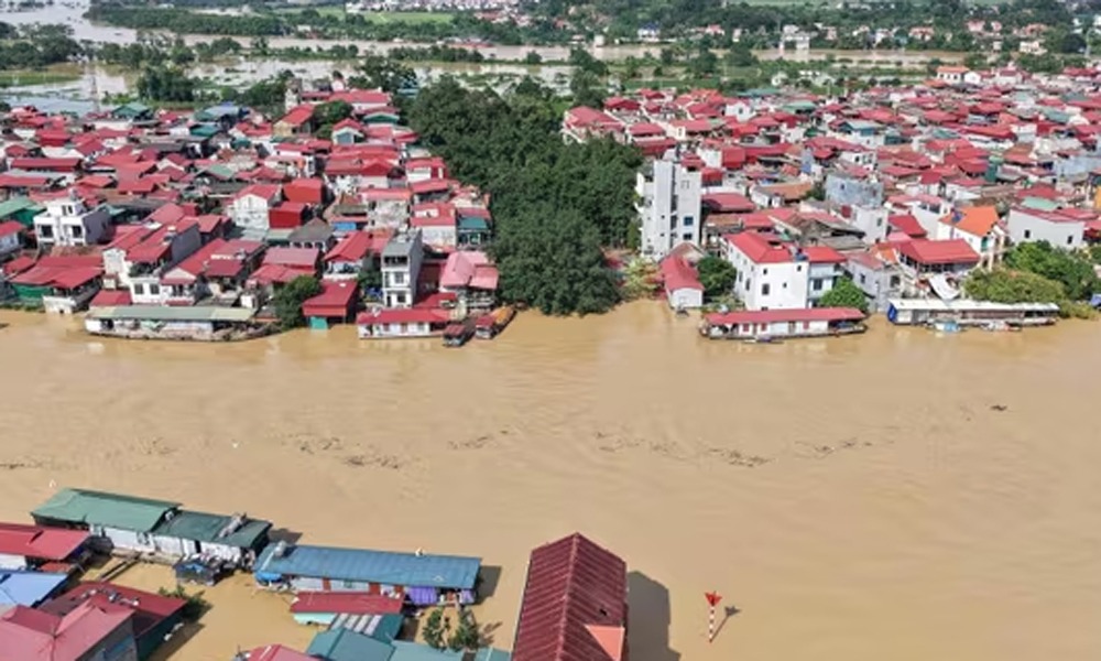 VIDEO: "Đêm trắng" đắp đê chống lũ dữ, nhiều nơi bị cô lập trong biển nước- Ảnh 5.