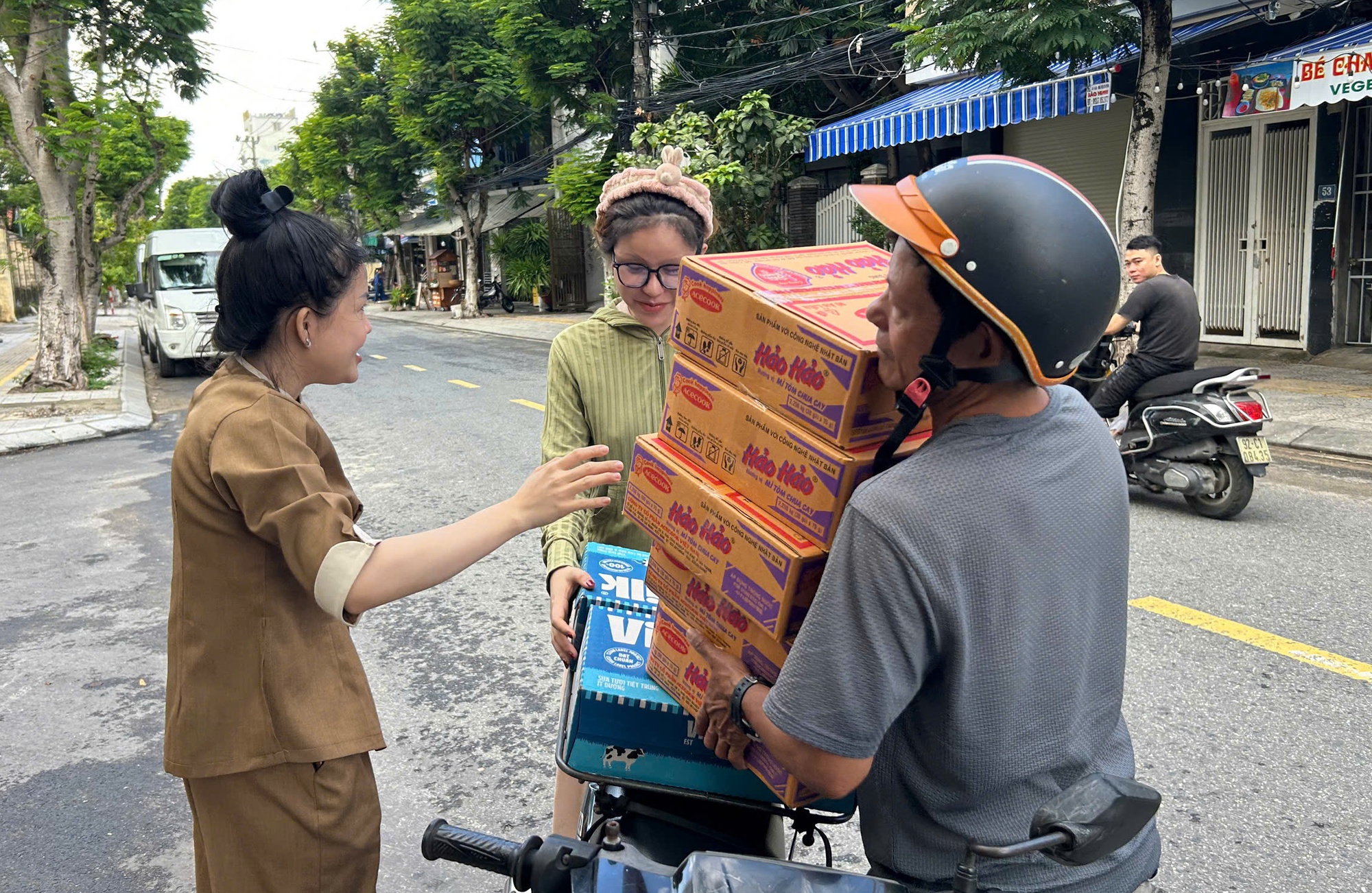 Người Đà Nẵng tất bật gom hàng cứu trợ gửi ủng hộ đồng bào vùng lũ miền Bắc- Ảnh 1.