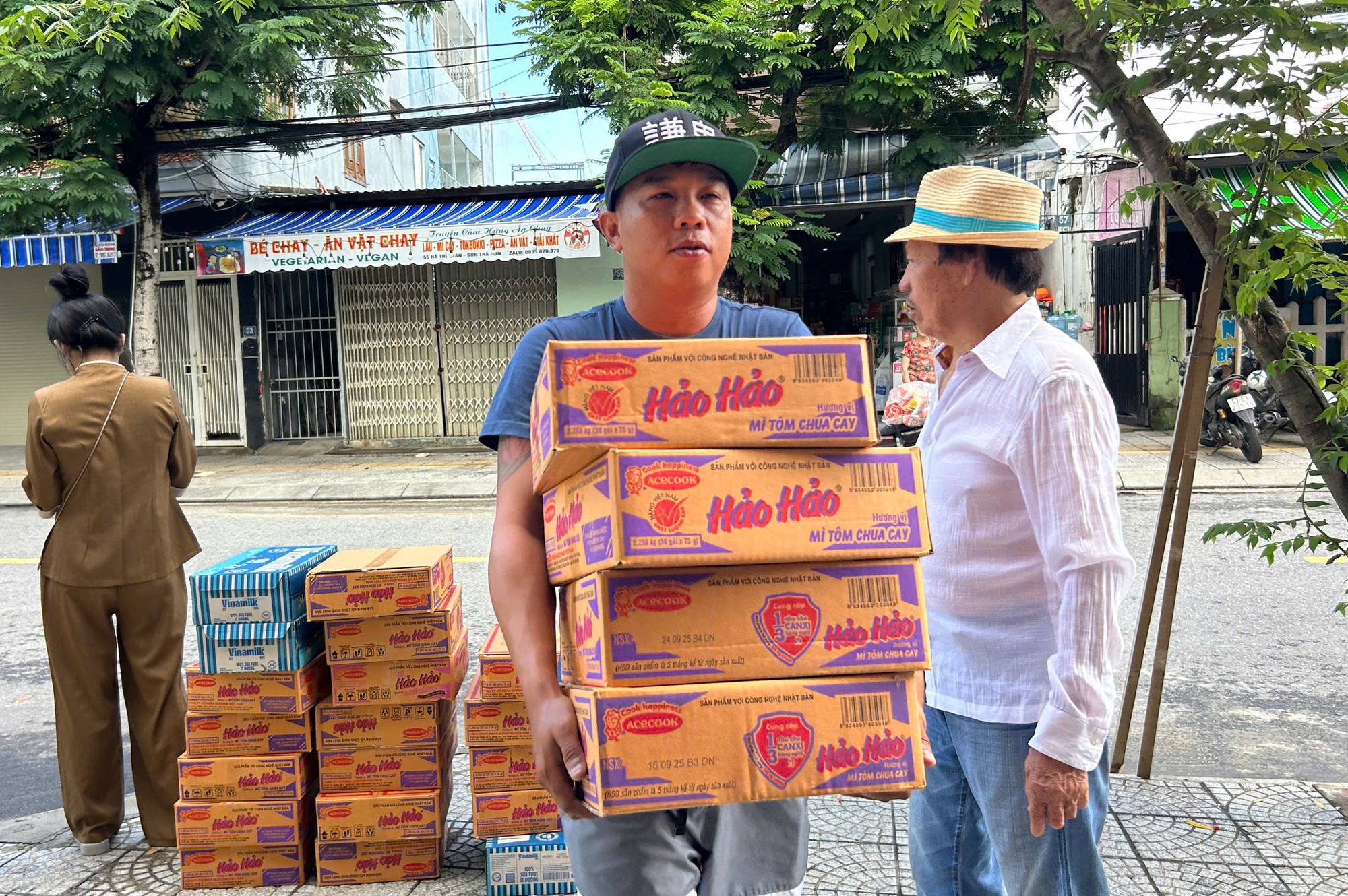 Người Đà Nẵng tất bật gom hàng cứu trợ gửi ủng hộ đồng bào vùng lũ miền Bắc- Ảnh 3.