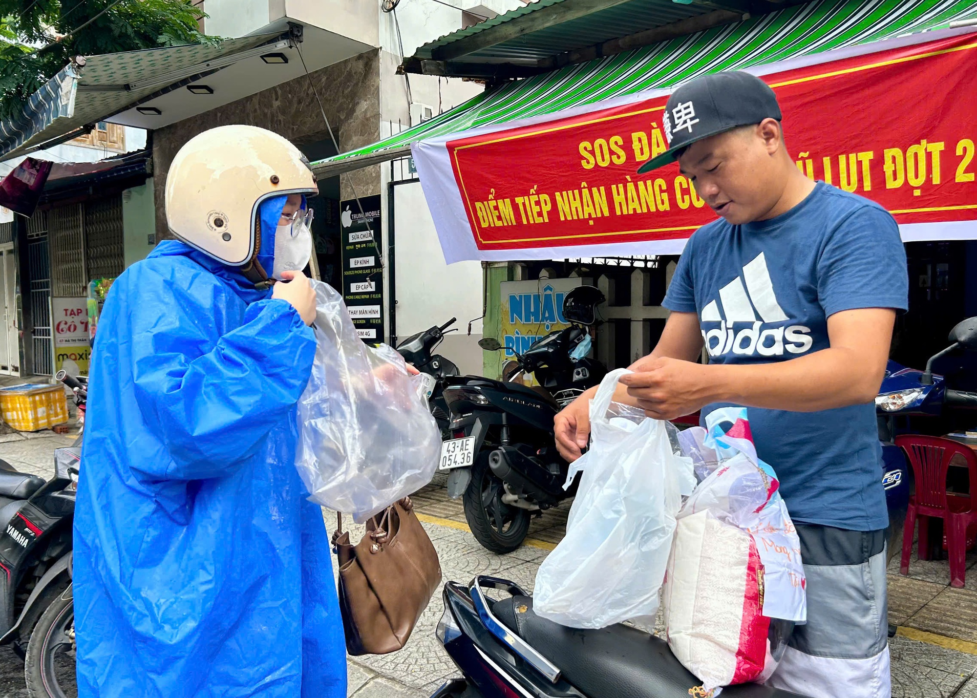 Người Đà Nẵng tất bật gom hàng cứu trợ gửi ủng hộ đồng bào vùng lũ miền Bắc- Ảnh 2.