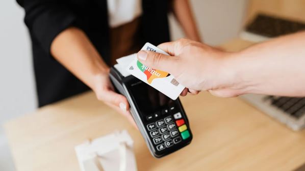 Bác sĩ về hưu mất trắng 40 tỷ đồng tiền tiết kiệm: Cảnh báo 1 thủ đoạn lừa đảo siêu tinh vi không cần chiếm đoạt mã PIN hay OTP, ngân hàng cũng không phát hiện ra- Ảnh 1.